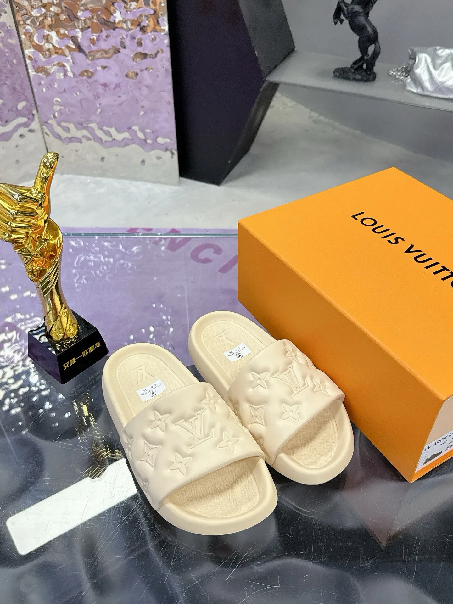 Factory price: 260💰【𝐋𝐕 Slippers】▪️Shoe size: Men's 38-45 ▪️Packaging: Counter top quality~original packaging 𝟐𝟎𝟐3 Louis Vuitton counter's new embossed slippers, L's monogram embossed slippers, Waterfront sandals are back, the upper buckle is embossed with LV's iconic Monogram pattern. Made of waterproof rubber with a comfortable and resilient insole. The lightweight, flexible outsole is embossed with the Louis Vuitton logo. ▪️Fabric: Original molded rubber foam surface ▪️Technology: embossed logo ▪️Sole: Original molded rubber foam outsole ▪️Sole thickness: 3CM.